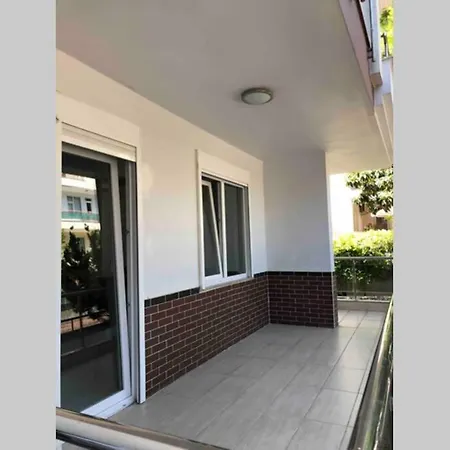 Dunyaca Unlu Konyaalti Plajina 150mt Uzaklikta 1+1 Lägenhet Antalya